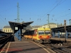 ungarn_02 - Die Triebwagen der Gattung Bzmot sind nur noch selten in Budapest anzutreffen. Am 13.10.2010 verlässt Bzmot 283 mit zwei Beiwagen den Bahnhof Budapest-Keleti.