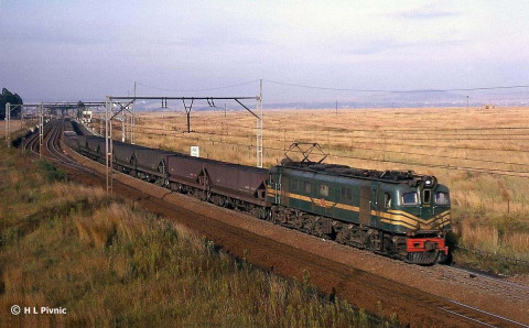 11_100224, Union, 198 cl 3E on up coal mts from Vereeniging, 01 April 1964 by H L Pivnic